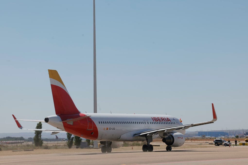 El avió del papa despegó desde el Aeropuerto de Madrid hacia Barcelona, donde permanecerá este martes y mañana miércoles.