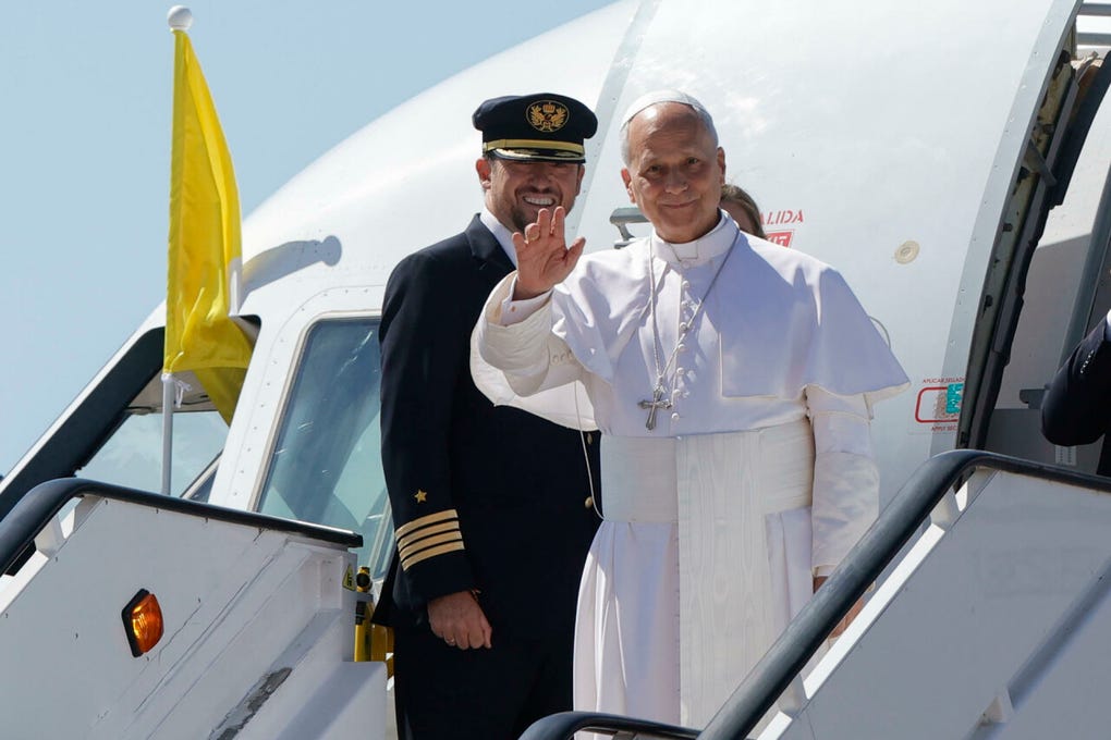 La visita del papa León XIV a Cataluña comenzó en Barcelona, donde ofició el rezo de la Hora Media en la Catedral y participó en un acto multitudinario en el Estadio Olímpico Lluís Companys, en una vigilia de oración ante 40 000 personas.