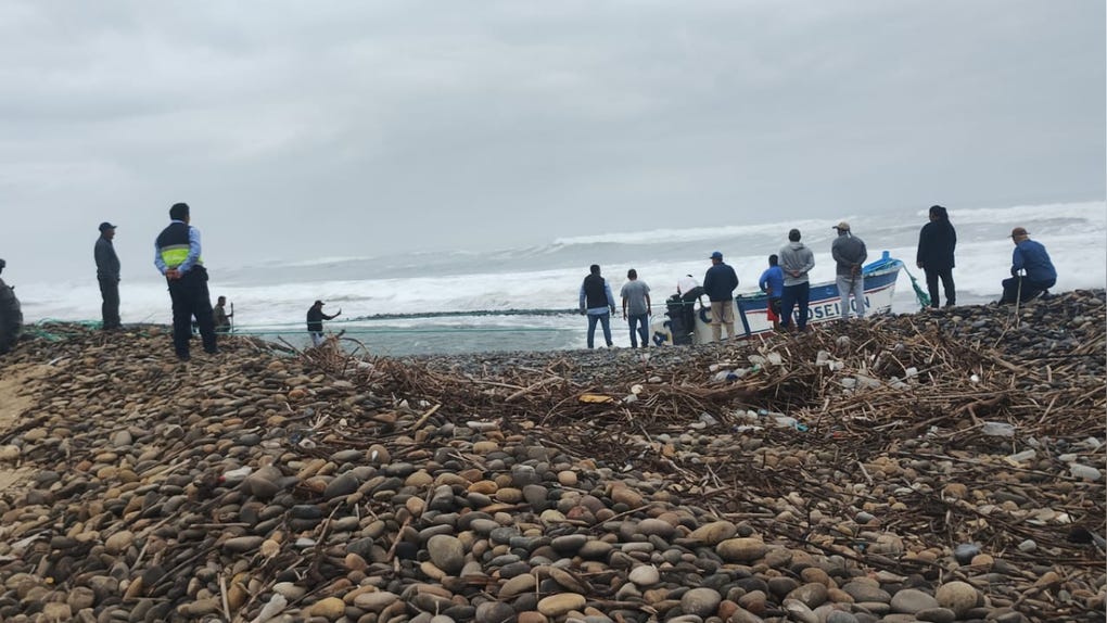 En Arequipa, el naufragio de embarcación pesquera por oleajes anómalos deja dos pescadores desaparecidos
