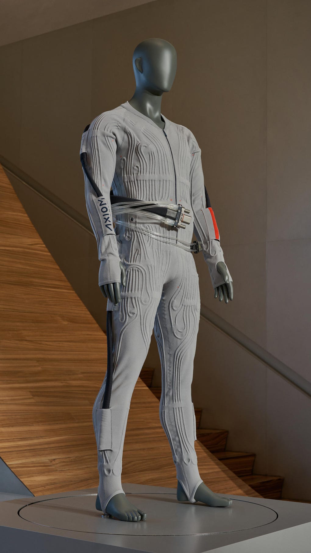 El anuncio de Prada no es la primera incursión que la marca de moda de lujo italiana hace en el espacio. En 2024, presentó un traje espacial que se espera que los astronautas vistan durante el alunizaje de Artemis IV, programada para 2028, y que representará la vuelta del ser humano a la superficie lunar después de más de medio siglo.