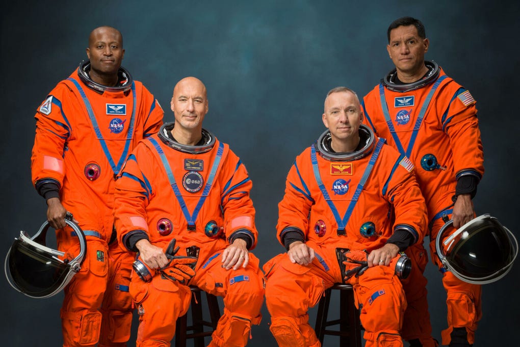 Los primeros astronautas en probarla estas prendas serán los miembros de Artemis III, la misión prevista para 2027 que orbitará la Tierra, probará los módulos de aterrizaje desarrollados por SpaceX y Blue Origin, y servirá de preparación para Artemis IV, que marcará el regreso del ser humano a la Luna.