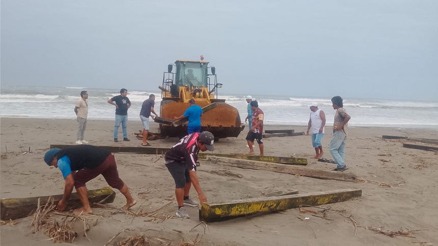 Se brindó apoyo con maquinaría para poder rescatar los maderos que fueron arrazados por la fuerza del mar.