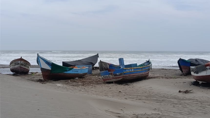 En las playas del litoral lambayecano, las chalanas de los pescadores permanecen abandonadas debido a que no hay pesca. 