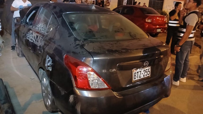 El vehículo intervenido por la PNP durante el operativo. 