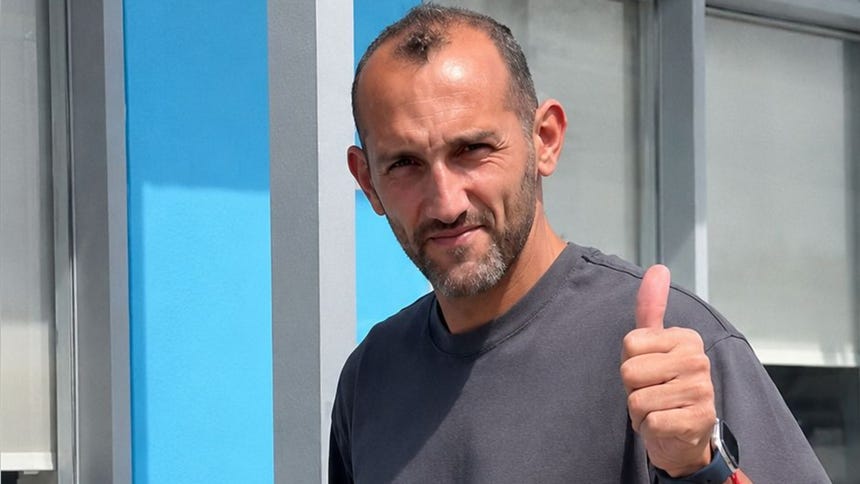 Hernán barcos llegando al entrenamiento de Sporting Cristal.