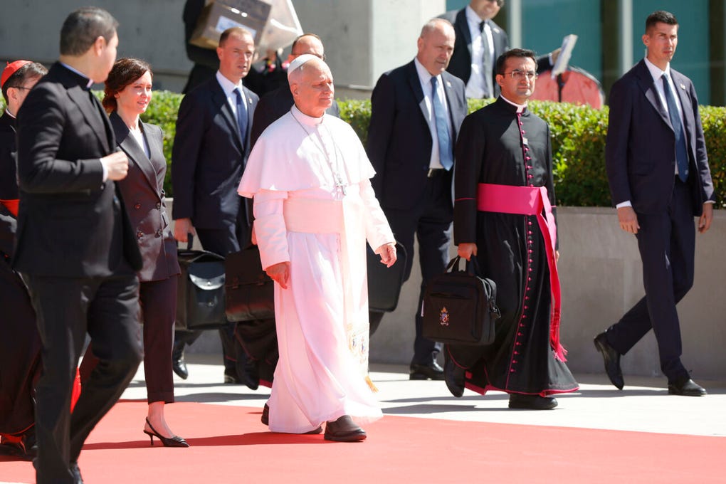 La agenda del miércoles será más intensa: el papa acudirá a la prisión de Brians 1 para reunirse con presos, al monasterio de Montserrat, uno de los centros del catolicismo más importantes de Cataluña, la Iglesia de Sant Agustí del Raval, un popular barrio barcelonés, y la basílica de la Sagrada Familia, emblema de la capital catalana, a la que León XIV llegará en un papamóvil para saludar a los feligreses por el centro de Barcelona.