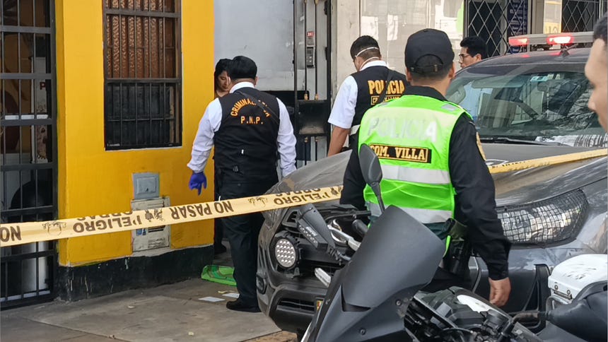 La segunda víctima contaba con heridas de balas e intentó huir de sus verdugos cruzando la vía, pero fue atropellada. 
