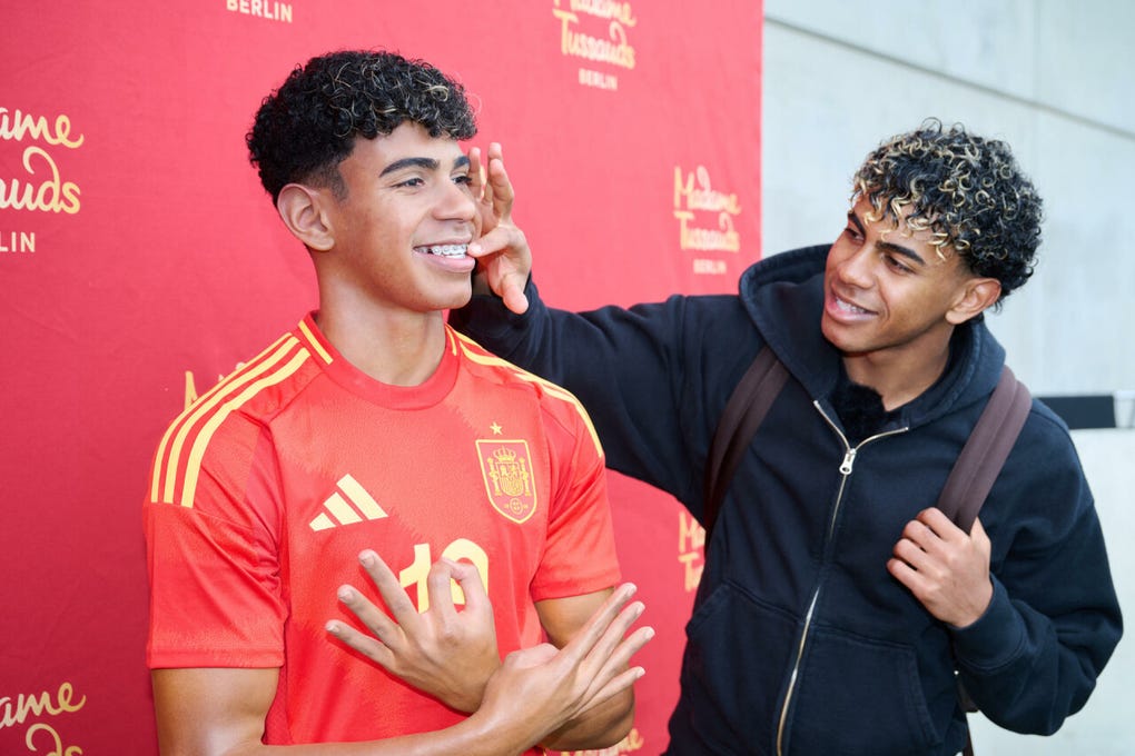 Se trata de la primera figura de Lamine Yamal que hay en un Madame Tussauds y de la primera figura de todas las sedes de esa marca en la que el personaje aparece con bráquets.