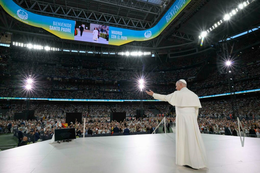 Por la tarde, tuvo lugar la vigilia de oración en el Estadio Olímpico Lluís Companys, el acto más multitudinario de la visita del papa a Cataluña, con la asistencia de 40 000 personas.