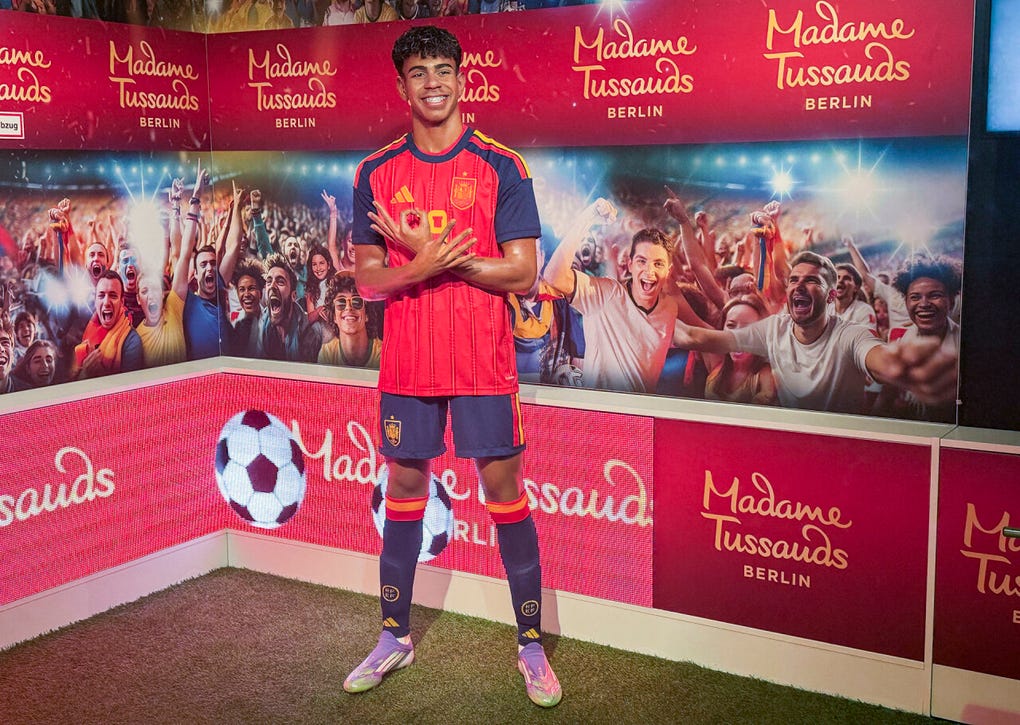 El Madame Tussauds de Berlín presentó este martes una figura de cera de Lamine Yamal a pocos días de que se inicie el Mundial 2026 y también como recuerdo de la Eurocopa 2024, en la que el jugador del Barcelona terminó convirtiéndose en parte de la historia de Berlín vistiendo la camiseta de la selección española campeona de Europa.