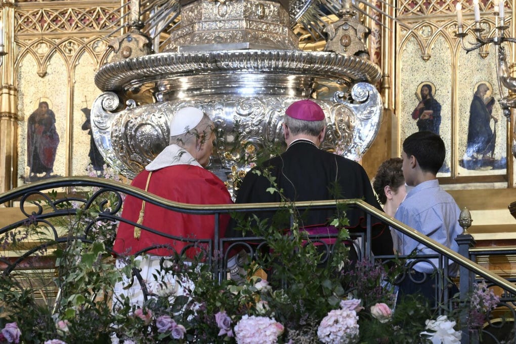 A la salida, el papa visitó el claustro y la fuente eucaristía Ou com balla, tradición catalana por Corpus Christi.