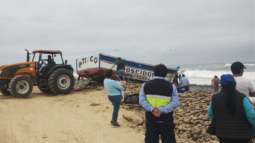 Embarcación Poseidon que naufragó en la mar de Camaná es retirada de la mar 