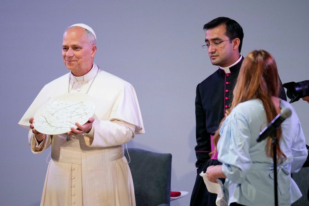Por su parte, Josefina explicó que ha visto tambalear su fe en muchas ocasiones, como cuando su hijo sufrió un grave accidente. Su hijo sobrevivió y eso es un milagro que ella atribuye a Dios. Siempre es Dios. Aquí en prisión no estoy sola, Jesús me da fuerza, me da vida. Lo noto dentro de mí, si no, no sé cómo hubiera aguantado esto, dijo.
