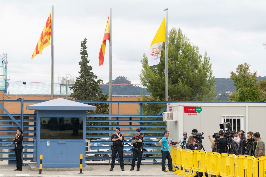 El papa León XIV visitó este miércoles el centro penitenciario Brians 1 en Sant Esteve Sesrovires, en Barcelona, adonde llevó un mensaje de esperanza a los reclusos: En nuestra vida, el pasado no condena el futuro, les dijo.