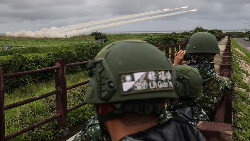 Militares taiwaneses observan disparos de HIMARS (Sistema de Cohetes de Artillería de Alta Movilidad) durante el ejercicio de este miércoles. 