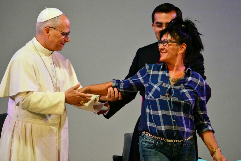 En Brians 1, el papa escuchó los emocionados testimonios de Montse y Josefina, dos reclusas que han relatado cómo han recuperado la fe en la cárcel.