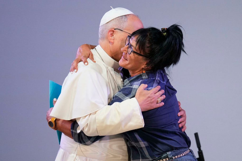 Montse expresó su alegría por la presencia del pontífice en un lugar donde las presas se sienten muchas veces olvidadas. Emocionada, explicó que ha vuelto a acercarse a Dios en la cárcel a pesar de que ha sido difícil porque ha sufrido mucho con la muerte de su hijo, porque no entendía por qué Dios se lo había llevado.