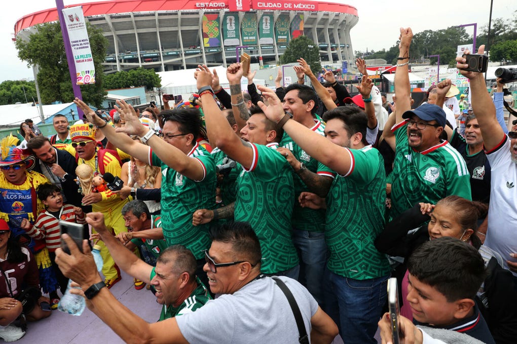 No solo hay fanáticos mexicanos en el exterior del Azteca.
