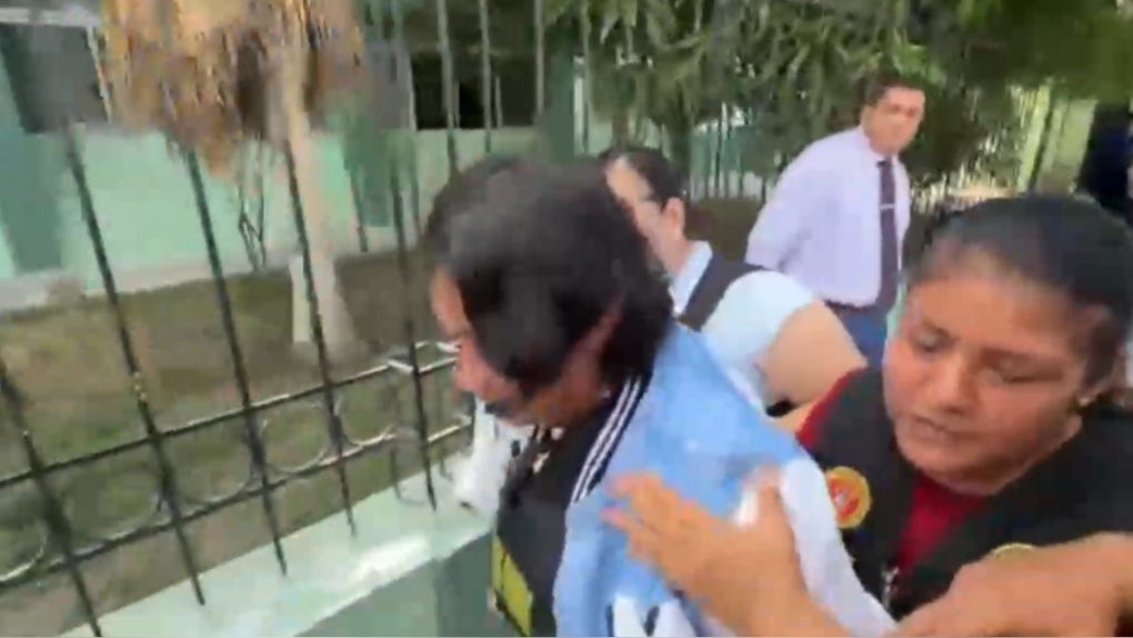 Piura: regidora con orden de captura por crimen de alcalde se entregó a la Policía esta mañana