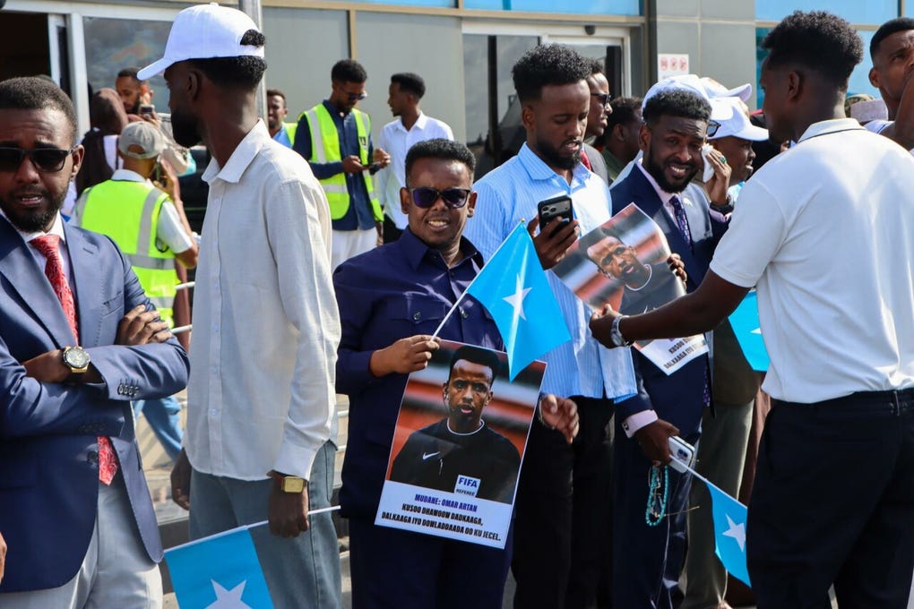 Decenas de personas -incluidos aficionados, periodistas y autoridades- dieron la bienvenida en el Aeropuerto Internacional Aden Adde de Mogadiscio al colegiado, según imágenes difundidas por medios locales.