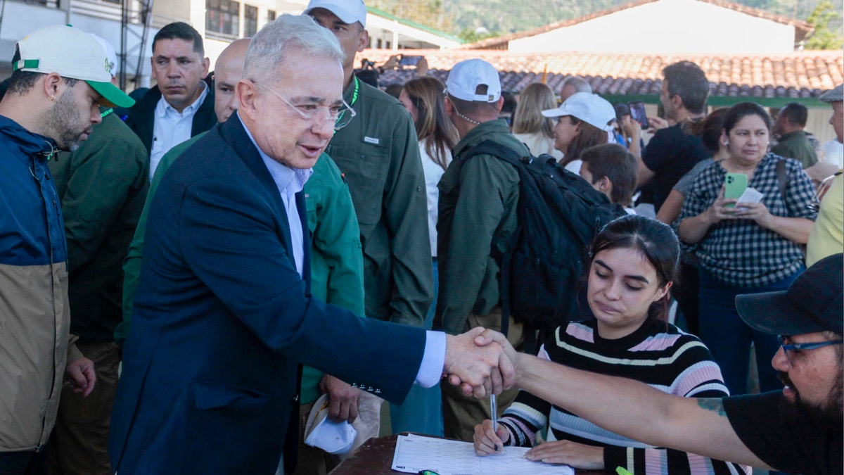 Hermano del expresidente Uribe se entrega a la Pol