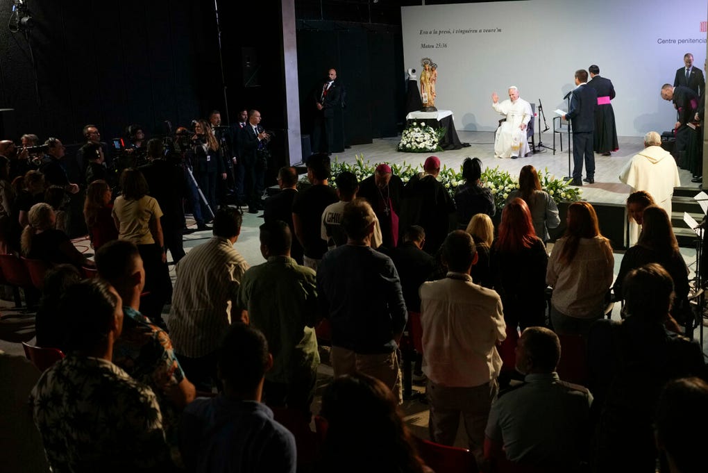 Aunque el agobio y la tristeza marquen algunos momentos de vuestro camino, recordad que los errores de la vida no determinan la identidad de una persona, afirmó el papa en su discurso ante los cerca de 80 reclusos y reclusas de Brians 1 y también algunos de los centros de Brians 2 y Wad Ras.