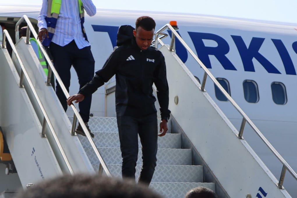 El árbitro Omar Abdulkadir Artan, cuya entrada a Estados Unidos fue denegada la semana pasada cuando iba a participar en el Mundial 2026, fue recibido este miércoles como un héroe a su regreso a Somalia.