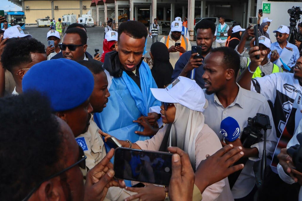 Un portavoz del Servicio de Aduanas y Protección Fronteriza de Estados Unidos indicó que el árbitro fue considerado inadmisible por problemas detectados durante el proceso de verificación de antecedentes. El Gobierno somalí calificó el martes de lamentable el incidente y anunció gestiones diplomáticas para solicitar explicaciones a Washington y a la FIFA.