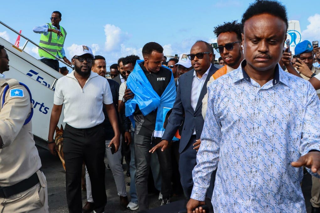 Omar Abdulkadir Artan, elegido árbitro masculino del año 2025 por la Confederación Africana de Fútbol (CAF), iba a convertirse en el primer somalí en arbitrar un partido mundialista.