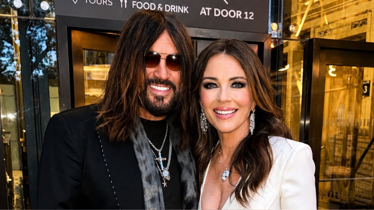 Billy Ray Cyrus revela cómo se enamoró de Elizabeth Hurley: 