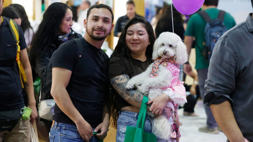 Una pareja posa junto a su perro durante la 'Expo Mascotas & Animales' en Santiago (Chile). 