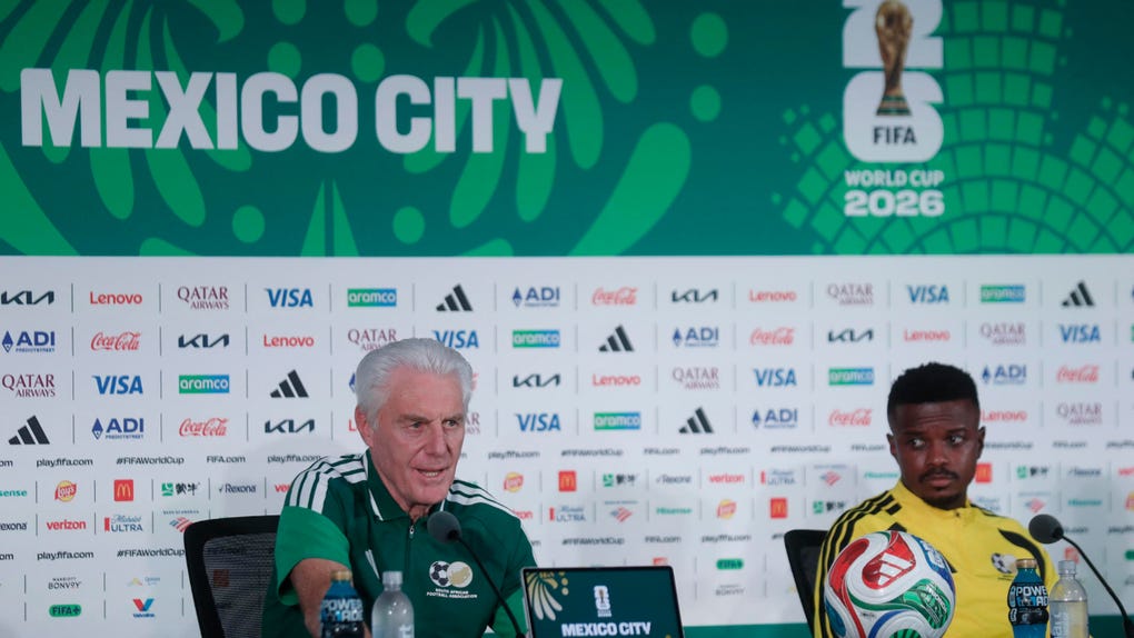 Hugo Broos y el jugador Teboho Mokoena asistieron a la rueda de prensa.