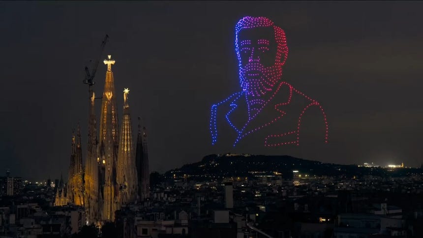 El rostro de Gaudí dibujado en el cielo culmina la bendición de la Torre de Jesús