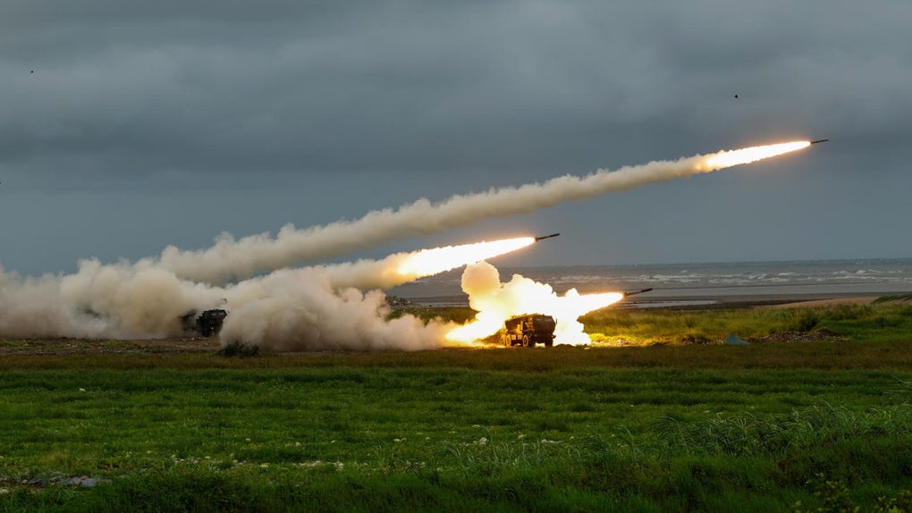 Taiwán realiza pruebas de fuego real con su sistema lanzacohetes HIMARS frente a aguas del Estrecho