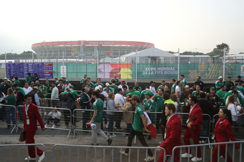 Así va el ambiente antes de lo que será el partido inaugural.