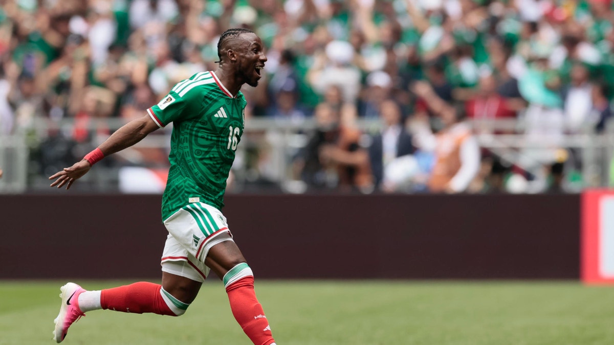 Julián Quiñones feliz por la victoria de México, pero no se 