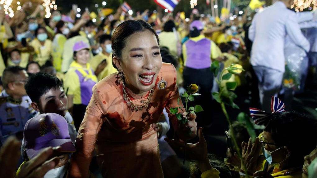 La princesa tailandesa Bajrakitiyabha saluda durante una aparición pública de miembros de la familia real frente al Gran Palacio en Bangkok, Tailandia, el 1 de noviembre de 2020.