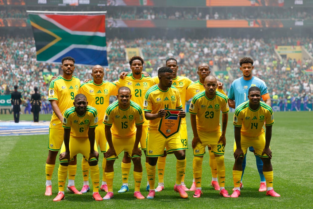 Sudáfrica terminó con nueve futbolistas tras la expulsión de Themba Zwane en los minutos finales.