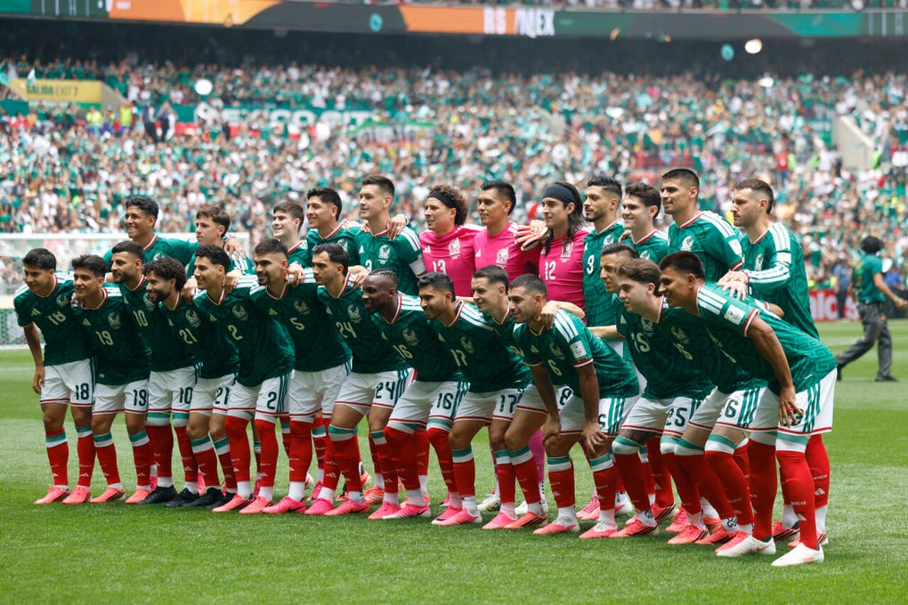 Con un jugador más en la cancha, México incrementó la presión sobre el conjunto africano.