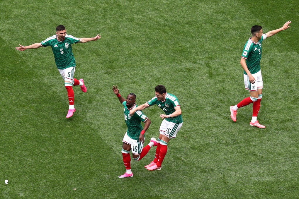 La afición mexicana celebró una noche histórica tras el primer triunfo de su selección en un partido inaugural de la Copa Mundial.