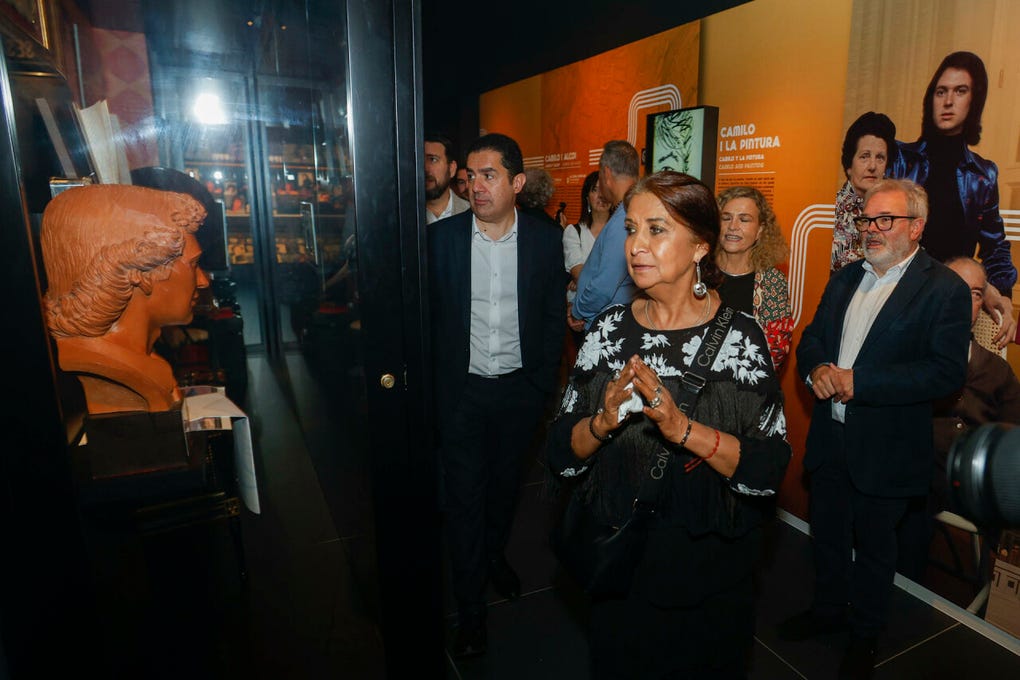 También se encuentran elementos que recuerdan a los estudios de grabación donde Camilo registró algunos de sus grandes éxitos como Vivir así es morir de amor o Algo de mí, además de una colección de discos de oro y platino y de un reproductor estilo vintage en el que poder escuchar las canciones que más triunfaron.