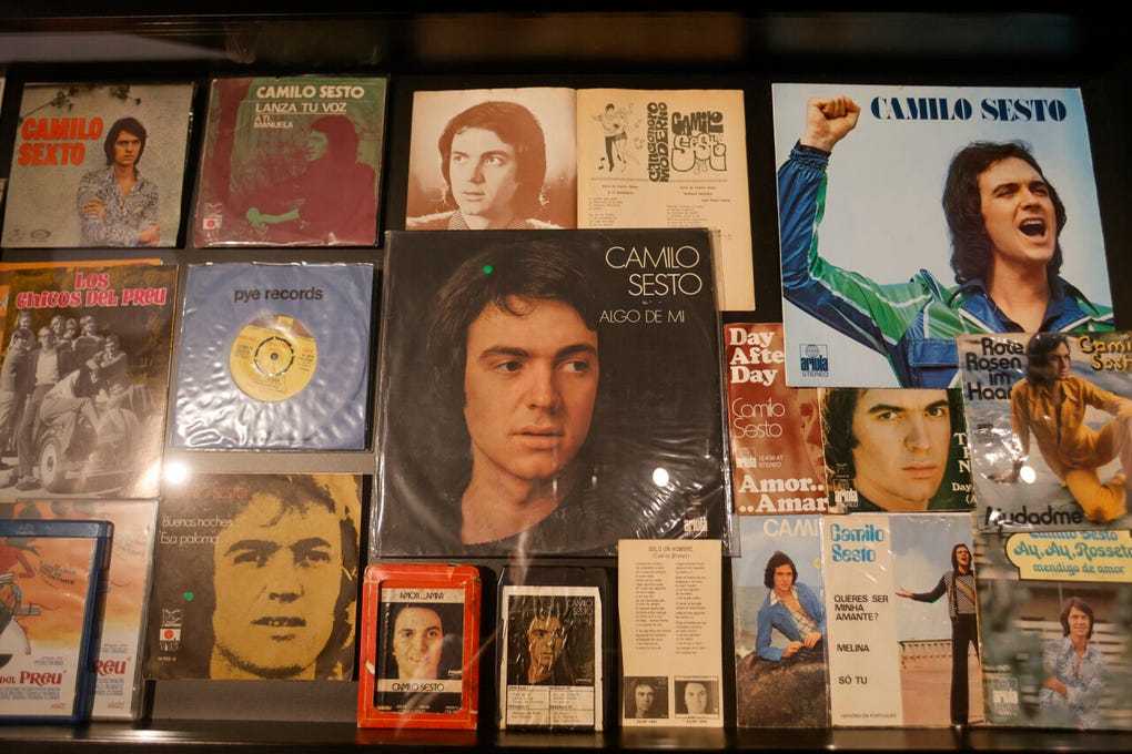 Camilo Sesto grabó aproximadamente 30 álbumes de estudio y recopilatorios a lo largo de su carrera. Su inmenso catálogo incluye más de 500 canciones registradas y ventas que superan los 70 millones de copias en todo el mundo.