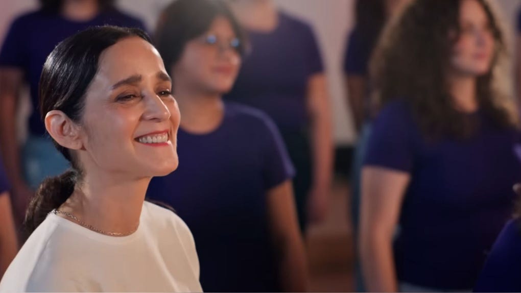 Julieta Venegas enfrenta críticas por su canción 'La niña futbolista'.