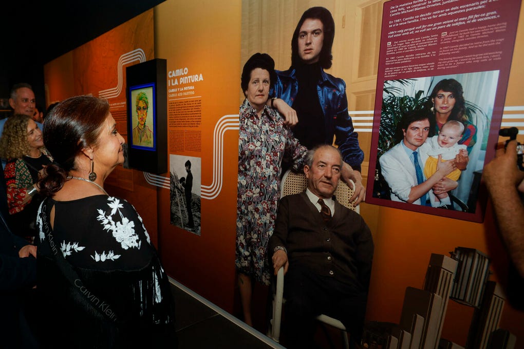 La madre del hijo del artista, la mexicana Lourdes Arnelas, afirmó en un encuentro con periodistas que para la familia significa muchísimo y adelantó que va a ceder más objetos para el museo, entre ellos letras originales que se van a enmarcar y más discos. Estamos encantados y espero que la gente lo venga a ver, concluyó.