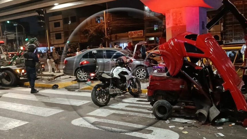 El automóvil terminó estrellándose con la base del Metro de Lima.