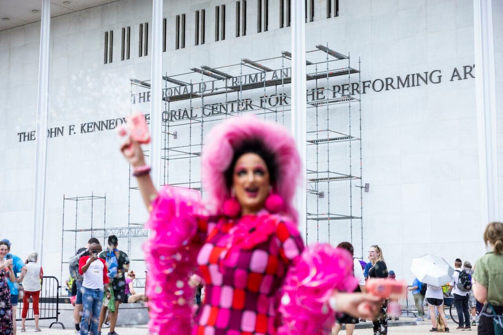 La <strong>Junta del Centro Kennedy</strong> presentó este jueves por la noche un recurso in extremis para evitar retirar el nombre de Trump de la fachada de su emblemático edificio de la capital.