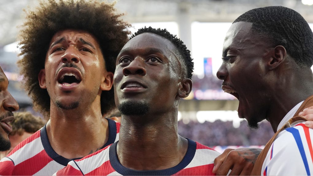 Folarin Balogun de Estados Unidos celebra un gol con sus compañeros.