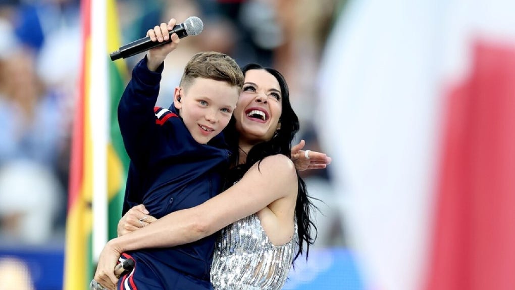 La cantante <a data-mce-href=https://rpp.pe/famosos/celebridades/katy-perry-etiqueta-a-orlando-bloom-en-mismo-post-romantico-con-justin-trudeau-en-redes-sociales-noticia-1670714 href=https://rpp.pe/famosos/celebridades/katy-perry-etiqueta-a-orlando-bloom-en-mismo-post-romantico-con-justin-trudeau-en-redes-sociales-noticia-1670714 title=Katy Perry rel=follow noopener target=_blank>Katy Perry</a> junto con el pequeño cantante noruego <strong>Tius Luka</strong>, de 10 años.
