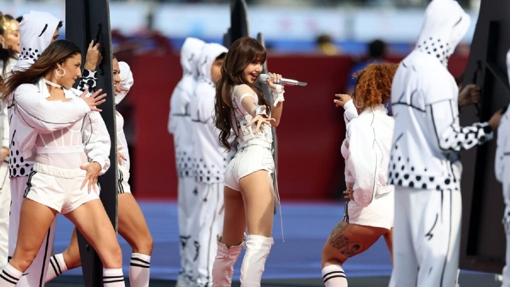 La cantante tailandesa Lisa actúa durante el espectáculo previo al partido de Copa Mundial 2026.