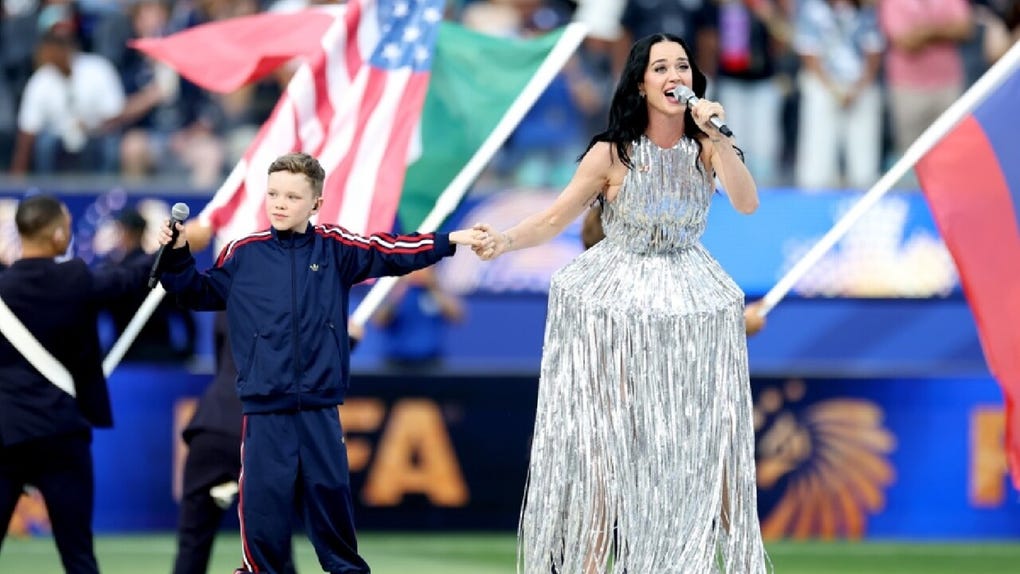 <a data-mce-href=https://rpp.pe/famosos/celebridades/katy-perry-oficializa-su-relacion-con-justin-trudeau-en-instagram-y-comparte-fotos-de-su-viaje-a-japon-noticia-1666865 href=https://rpp.pe/famosos/celebridades/katy-perry-oficializa-su-relacion-con-justin-trudeau-en-instagram-y-comparte-fotos-de-su-viaje-a-japon-noticia-1666865 title=Katy Perry rel=follow noopener target=_blank>Katy Perry</a> y el noruego <strong>Tius Luka</strong> tomados de la mano y cantando juntos el tema Wonder.